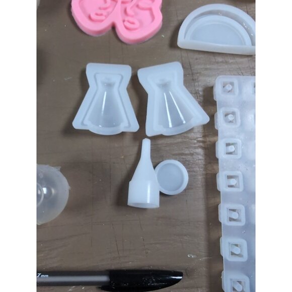 Lot of 22 Silicone Resin or Cake Decoration Moulds/Molds - Picture 8 of 13